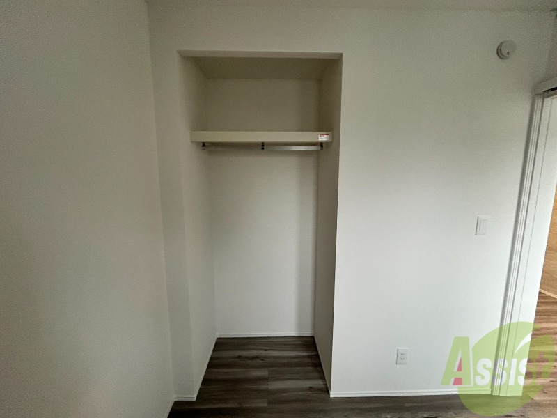 収納　クローゼットはこちらです。背の高いコートなども掛けられます。