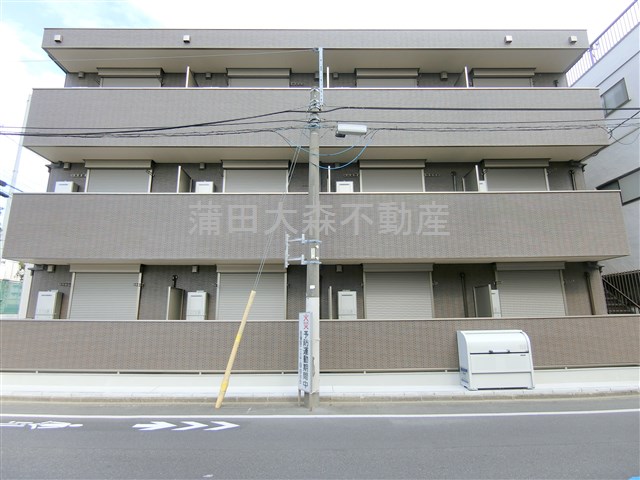 建物外観　2022年2月築　軽量鉄骨造地上3階建て総戸数12戸　インタ