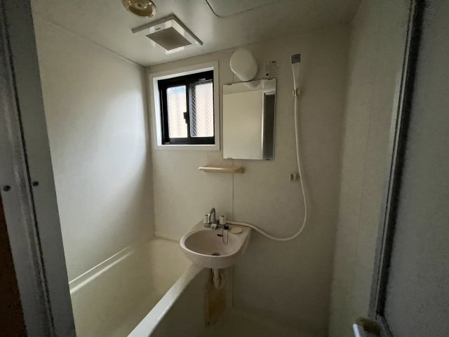 洗面設備　浴室内に洗面台付き！