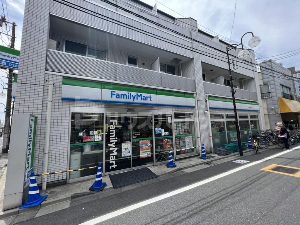 コンビニ　ファミリーマート丸萬千川駅前店（コンビニ）まで270m