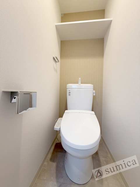 トイレ　人気アイテムの温水洗浄便座。清潔感のあるトイレです。