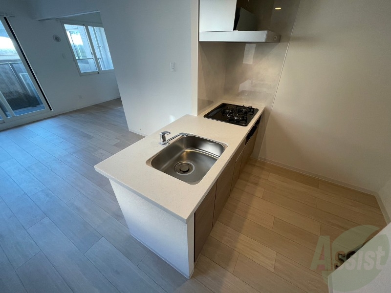 キッチン　キッチン周りは意外と物が多いので棚があるといいですね。