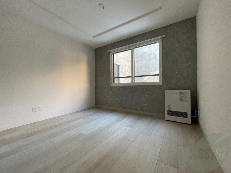 その他部屋・スペース　寝室はこちらです。光が差し込む、温かみのあるお部屋です。