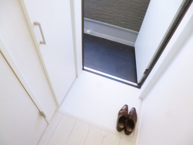 玄関　※このお写真は同物件の別のお部屋のお写真です。現状優先