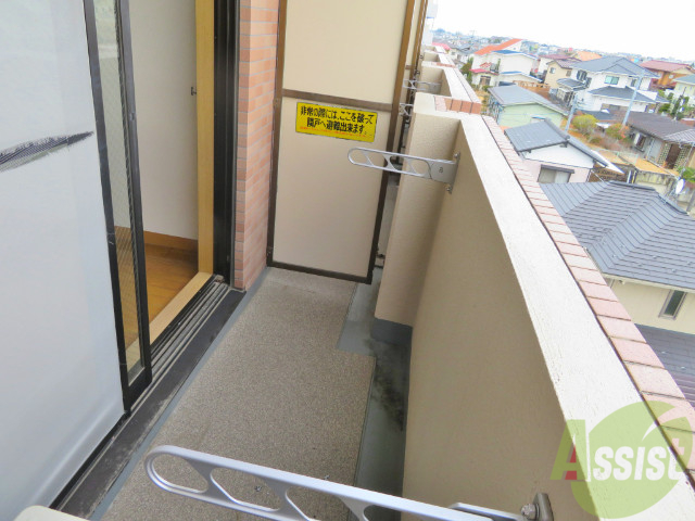 バルコニー　バルコニーが付いているので晴れた日は洗濯物が干せますね