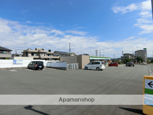 コンビニ　ファミリーマート（コンビニ）まで1592m