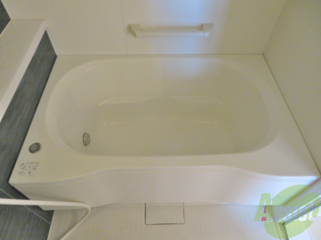 バス・シャワールーム　バスルームは広々としていてゆったり休めそうです。