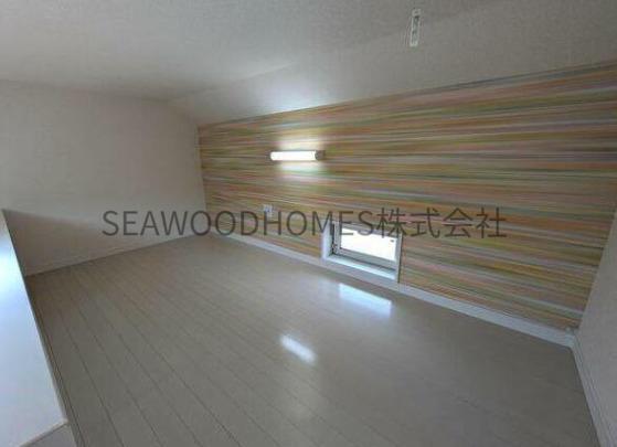 その他部屋・スペース　ロフトにも窓付きで明るく快適に過ごせます。