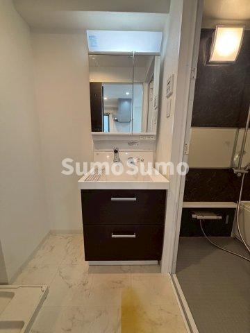 洗面設備　明るい洗面所です