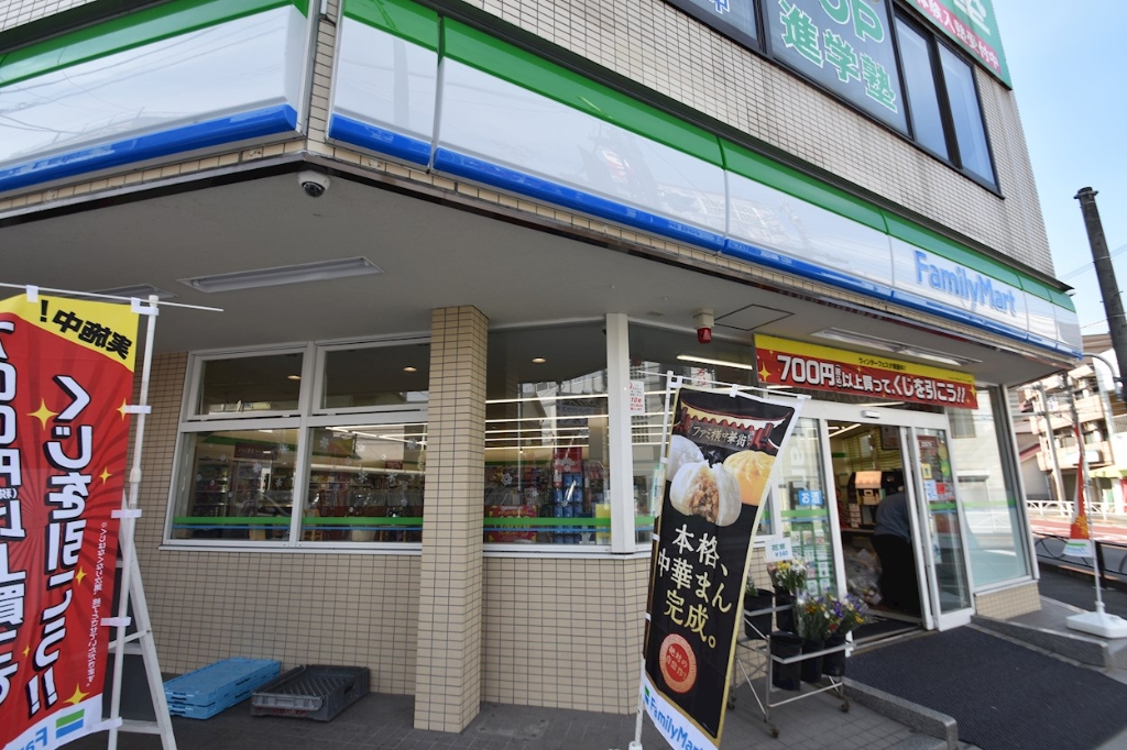 コンビニ　ファミリーマート 秀栄高尾駅北口店（コンビニ）まで739m