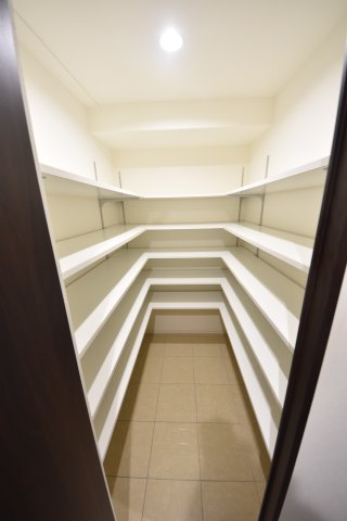 その他設備　広々玄関収納です ※別号室参考画像