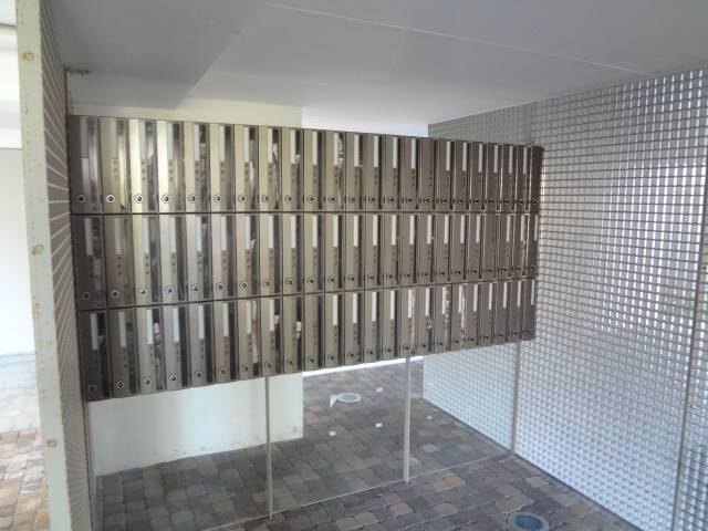 ロビー　ポスト