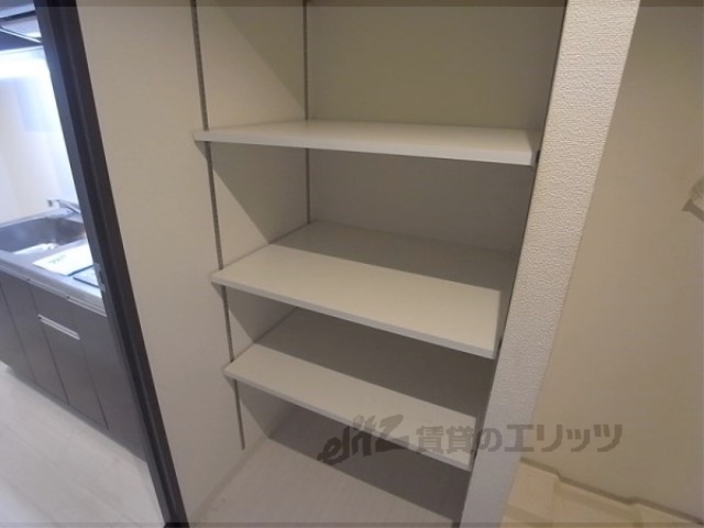 収納　廊下の横の棚