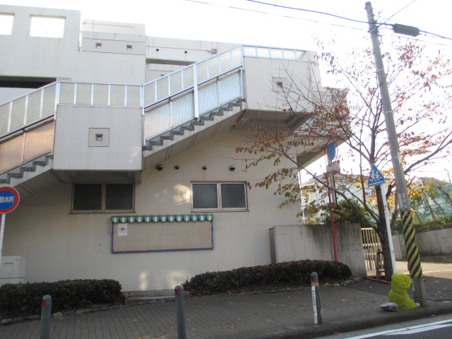 中学校　横浜市立岩崎中学校（中学校）まで623m