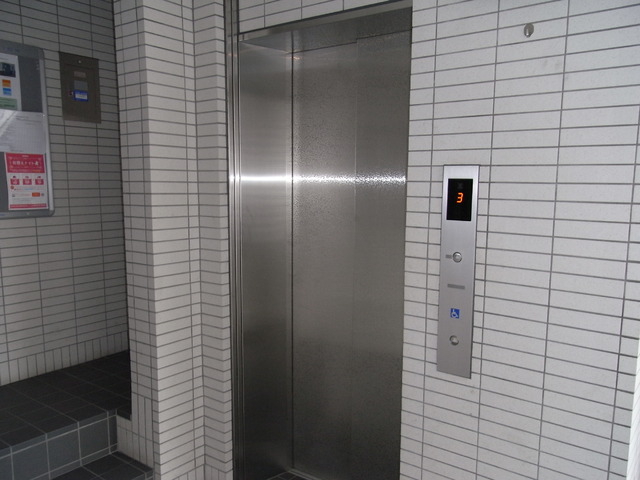 エントランス　エレベーター