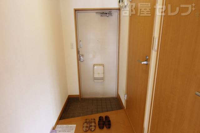玄関　２０２号室撮影。