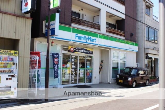 コンビニ　ファミリーマート（コンビニ）まで130m