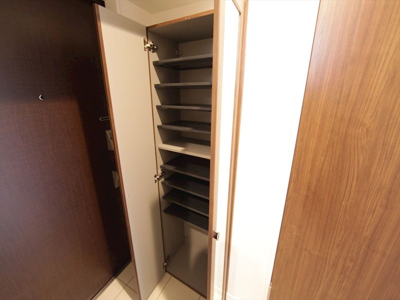 玄関　玄関　シューズボックス　姿見鏡付き（収納充実してます）