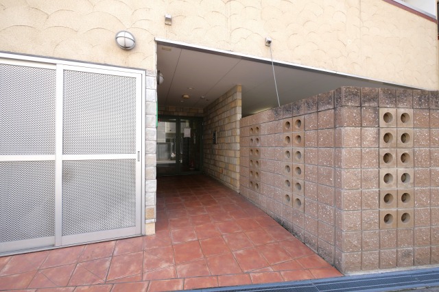 エントランス　落ち着いたエントランスです