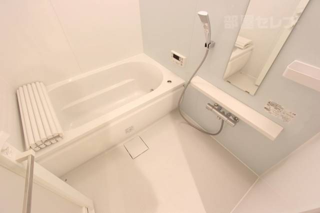 バス・シャワールーム　追い焚き・浴室乾燥機能付きです。