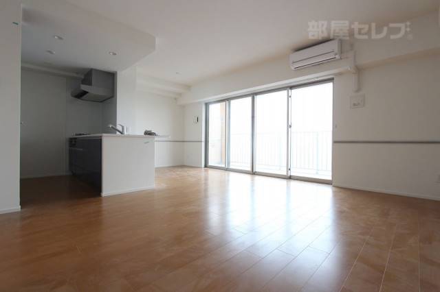 居室・リビング　床暖房付が設備として備わります。