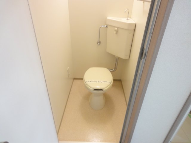 トイレ　同物件別号室の写真です。