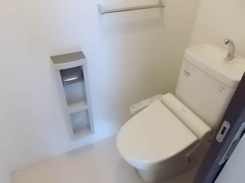 トイレ　同物件、別号室のものです。