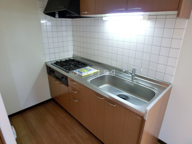 キッチン　お手入れのしやすいシステムキッチンを採用しています。