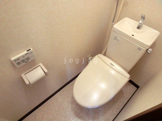 トイレ　温水洗浄便座を完備しています。