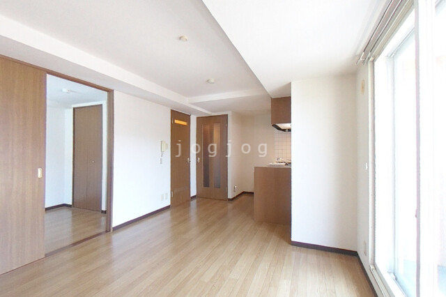 居室・リビング　陽の光が入りやすい大きめの窓を採用しています。