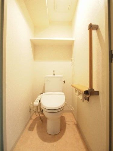 トイレ　【トイレ】上段にはペーパー等を置ける棚、立ち上がり時に補助…