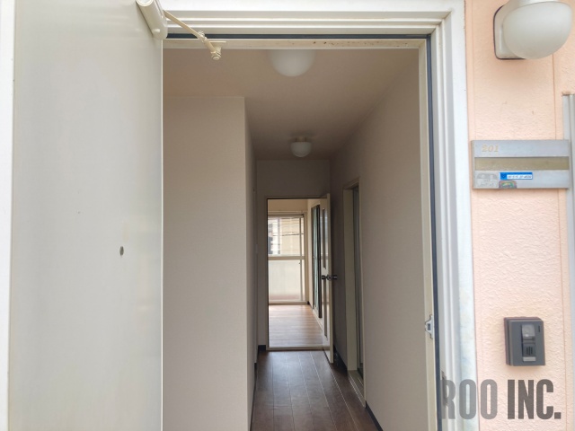 玄関　写真は反転のお部屋です