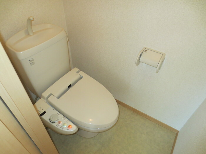 トイレ　落ち着いた色調のトイレです