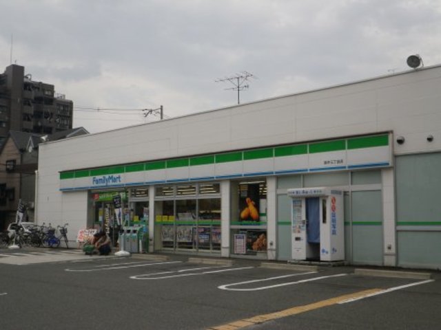 コンビニ　ファミリーマート巽中四丁目店（コンビニ）まで735m
