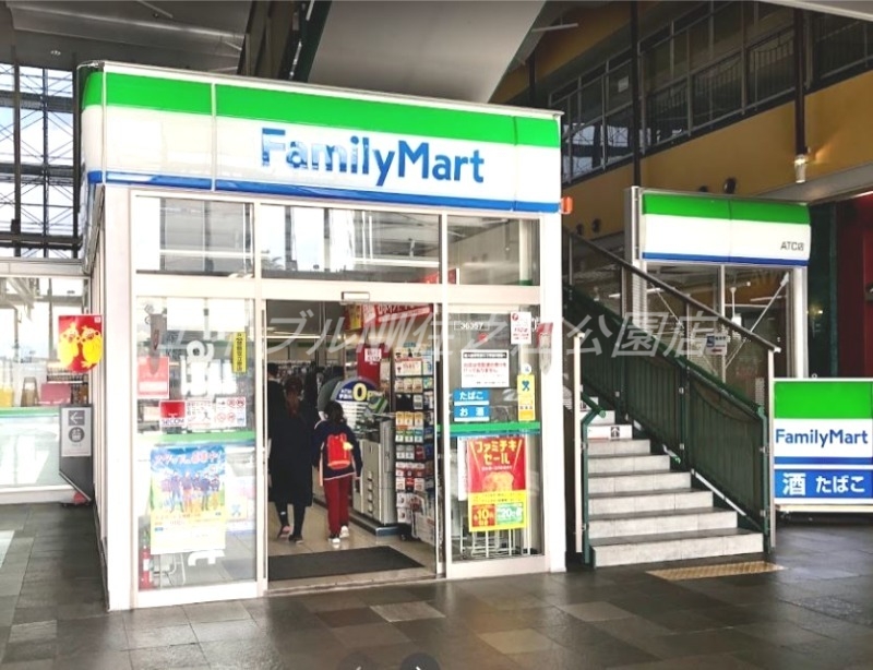 コンビニ　ファミリーマートATC店（コンビニ）まで646m