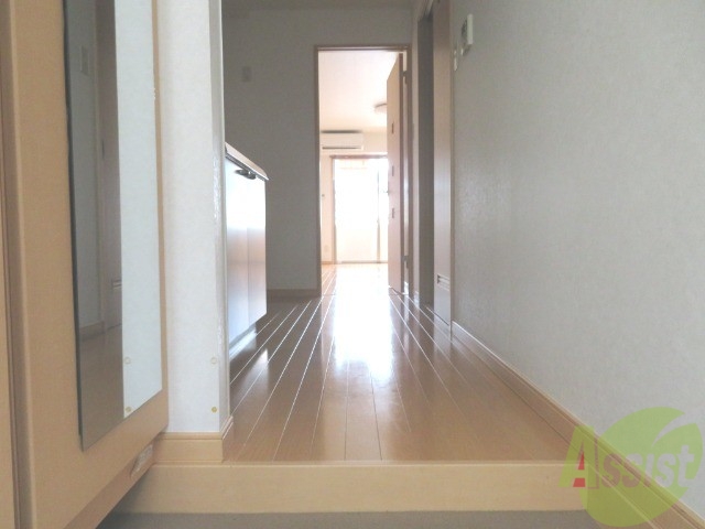 玄関　外から玄関を撮影してみました。広いリビングに繋がっています。