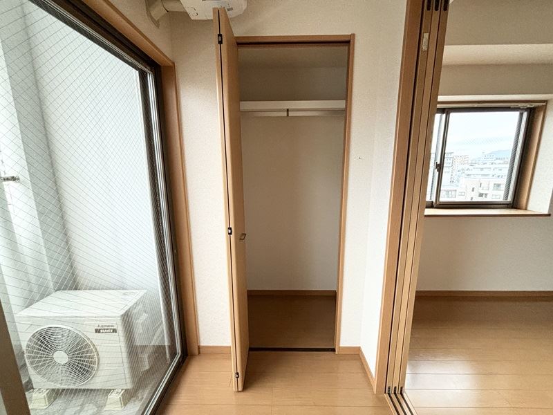 収納　ハンガーパイプ付きの収納です