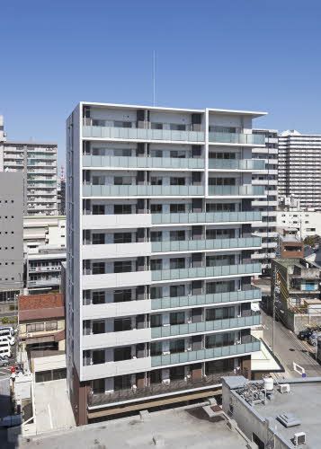 建物外観　エントランスホールには座ってお話しできるスペースがあります♪