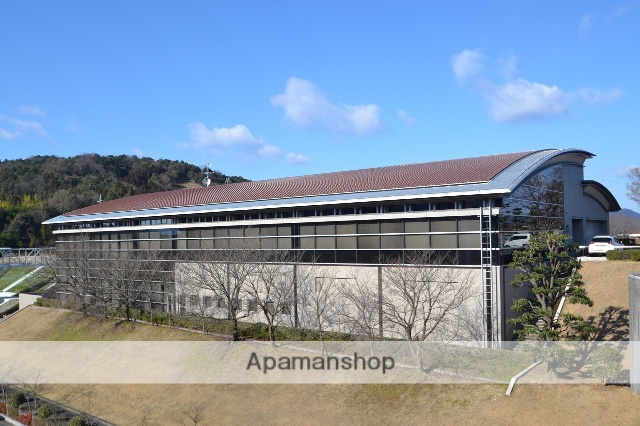 図書館　東広島市立中央図書館（図書館）まで608m