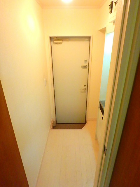 玄関　クリーニング前です