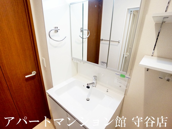 洗面設備　三面鏡付洗面化粧台
