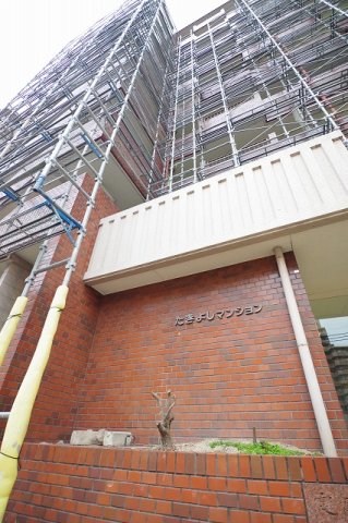 建物外観　鉄筋コンクリート造9階建て
