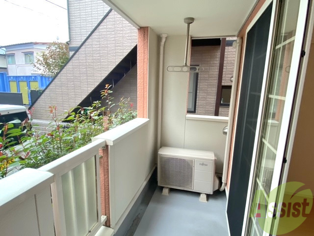 バルコニー　幅があり広めの印象でした。のびのびと作業が出来そうです。