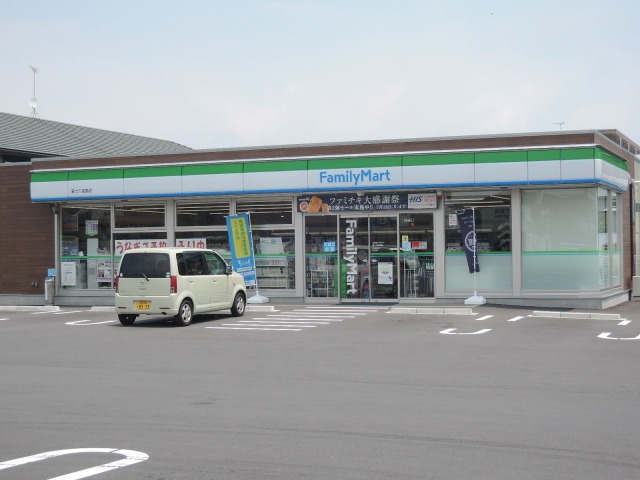 コンビニ　ファミリーマート（コンビニ）まで871m