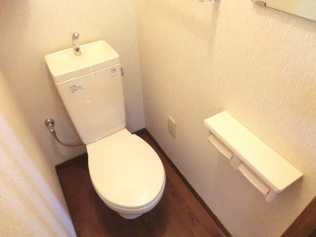 トイレ　温水洗浄便座付きのトイレです♪