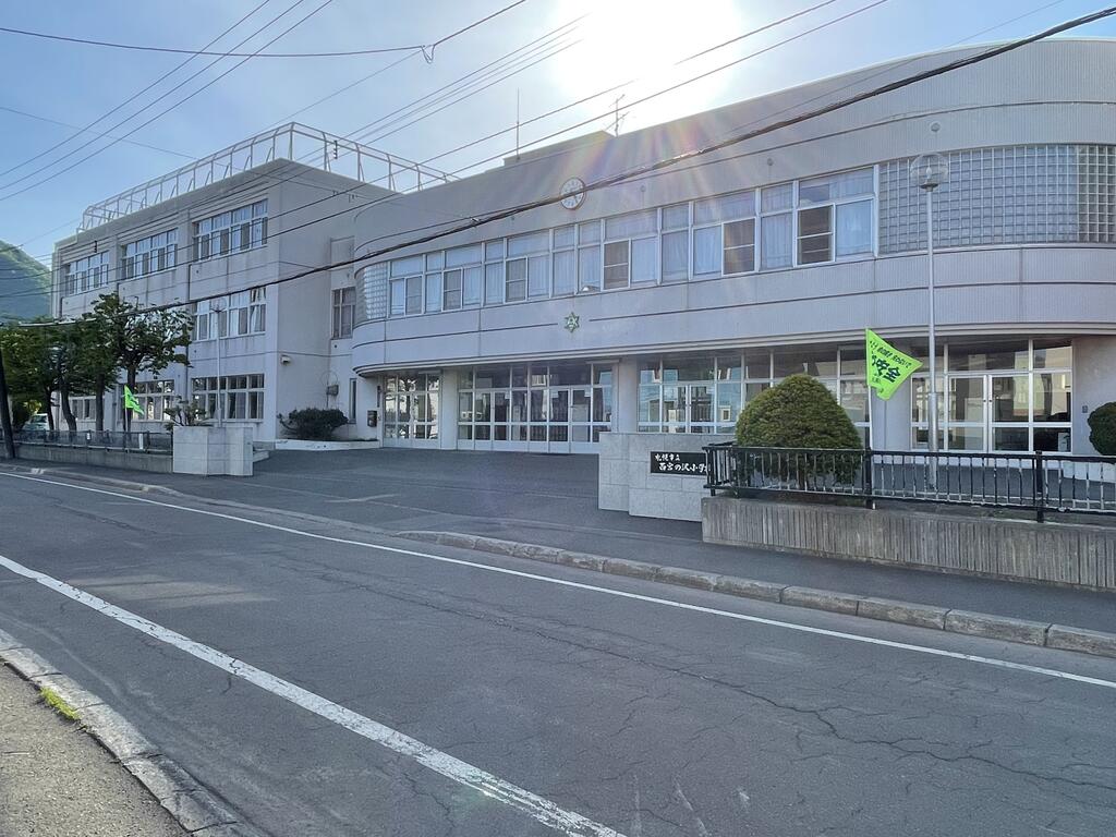 小学校　札幌市立西宮の沢小学校（小学校）まで717m