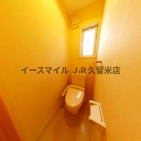 トイレ　落ち着いた色調のトイレです
