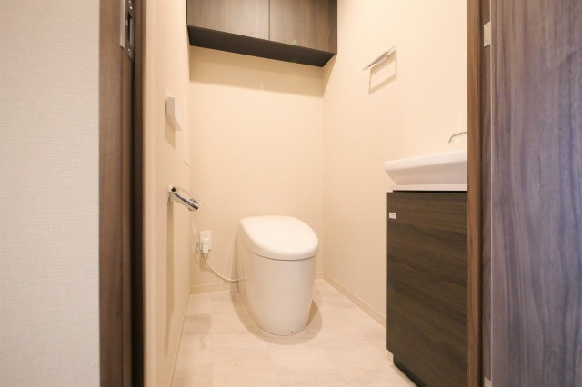 トイレ　落ち着いた色調のトイレです