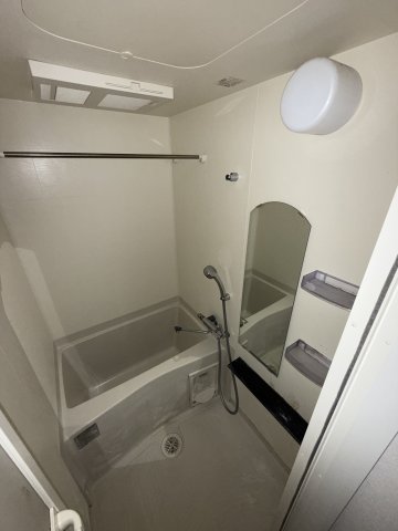 バス・シャワールーム　※写真は同じマンションの違う部屋のものになります。反転タイプ