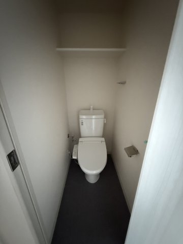 トイレ　※写真は同じマンションの違う部屋のものになります。反転タイプ